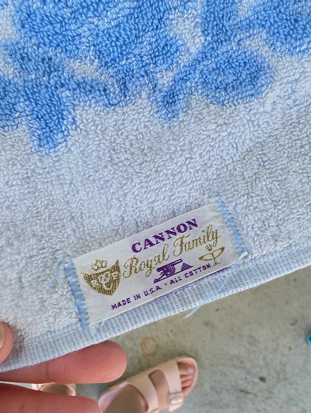 Cannon Royal Family Blue/White Floral Textured Cotton Bath Towel